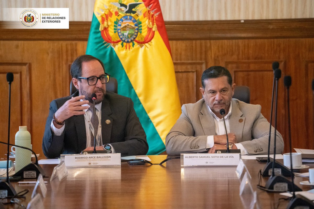 MRE_Bolivia's tweet photo. El Comité Nacional de Facilitación del Comercio realizó su Quinta Reunión Ordinaria, donde aprobó su nuevo reglamento, presentó los avances del primer semestre y definió la Hoja de Ruta para el segundo semestre de 2026.

Además, se creó la Comisión Técnica de la #VUCE para impulsar la modernización y digitalización del comercio exterior boliviano.

🔗 Nota completa: https://t.co/u2rCQ80HLW

#CNFC #ComercioExterior #Bolivia #FacilitaciónDelComercio #CancilleríaBolivia