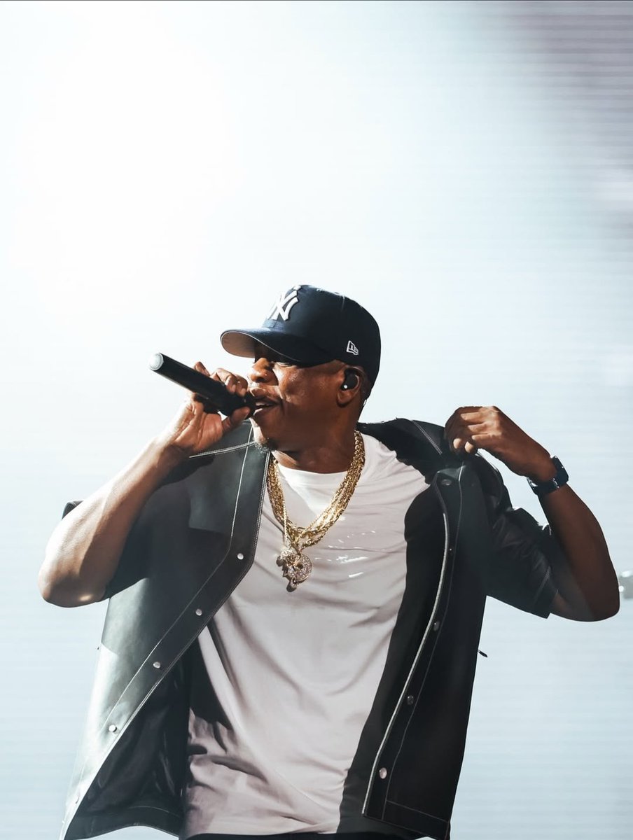 tanni_613's tweet photo. JAŸ-Z's Extra Innings show broke the attendance and sales record set by the first 2 shows, 20K were waiting outside, HE was the one to make sure the show didn't start until everyone was in the venue &amp; EVERYONE he called to perform showed up for him. Unbelievably Iconic!🐐💎🔥 https://t.co/i6c0Z8IfCU