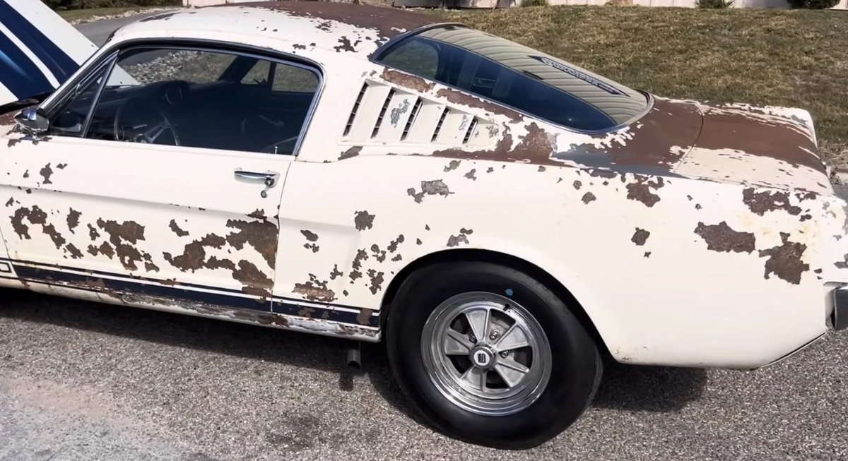 Chekomariscal's tweet photo. Este Shelby GT350 de 1965 pasó décadas olvidado en San Diego.

Cuando lo encontraron descubrieron que era el #332, uno de apenas unos 8 vendidos nuevos en Hawái.

Su primer dueño fue un soldado del Ejército de EE. UU. y todavía conserva las calcomanías originales de las bases militares donde se estacionaba hace casi 60 años.

Hay coches valiosos y luego están los que cuentan una historia. ¿Lo restaurarías o conservarías cada cicatriz?
