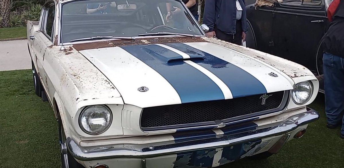 Chekomariscal's tweet photo. Este Shelby GT350 de 1965 pasó décadas olvidado en San Diego.

Cuando lo encontraron descubrieron que era el #332, uno de apenas unos 8 vendidos nuevos en Hawái.

Su primer dueño fue un soldado del Ejército de EE. UU. y todavía conserva las calcomanías originales de las bases militares donde se estacionaba hace casi 60 años.

Hay coches valiosos y luego están los que cuentan una historia. ¿Lo restaurarías o conservarías cada cicatriz?