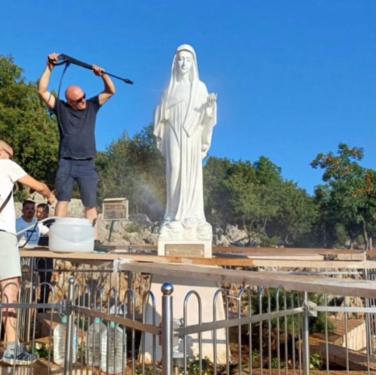 eveyhugo96's tweet photo. En menos de 12 horas la imagen ha sido restaurada. Demos gracias a Dios.
#Medugorje https://t.co/DFG6ViPNwr