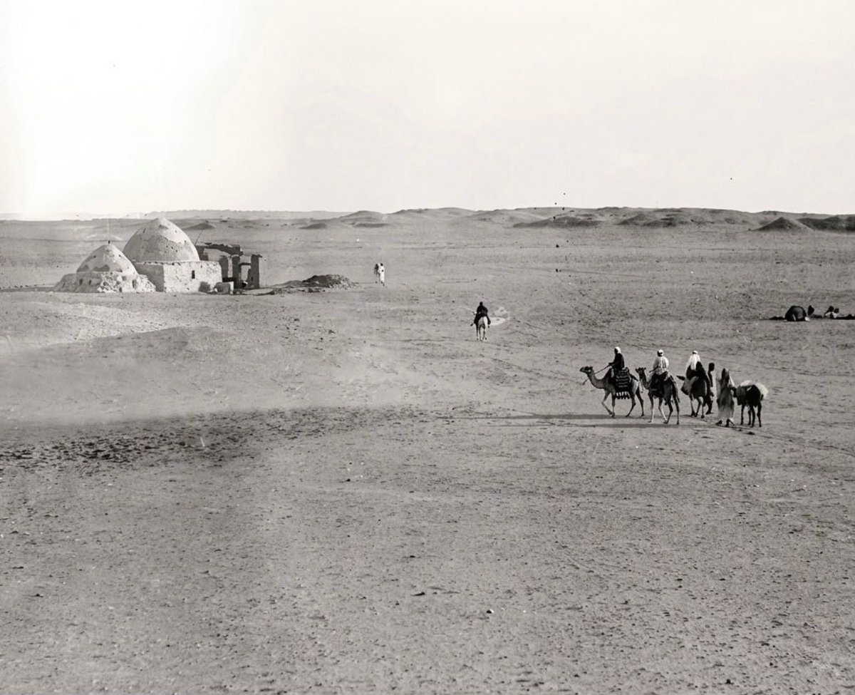 khalid_qas26403's tweet photo. صورة عمرها 102 سنة (1924م) لـ "عين نجم" وهي إحدى العيون الأثرية الشهيرة بالأحساء، يقصدها السكان المحليون للاستشفاء نظراً لمياهها المعدنية الساخنة التي تصل إلى 40 مئوية، وهي أيضاً محطة هامة لقوافل الحجاج قديمًا. https://t.co/PF6lAIUttV