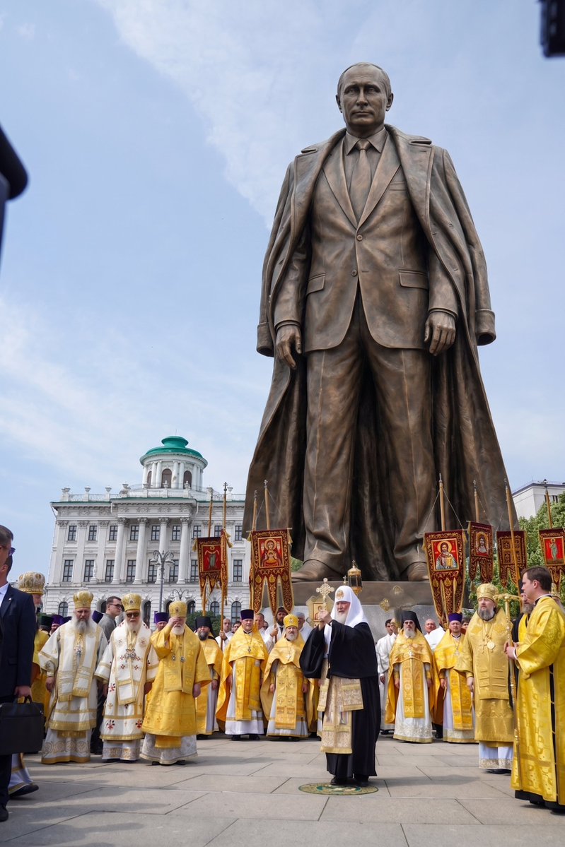 GodblessUS09's tweet photo. @novayagazeta_eu В День Крещения Руси Предстоятель Русской Церкви совершил торжественный молебен у памятника равноапостольному князю Владимиру на Боровицкой площади в Москве https://t.co/S9LjaZWcHZ