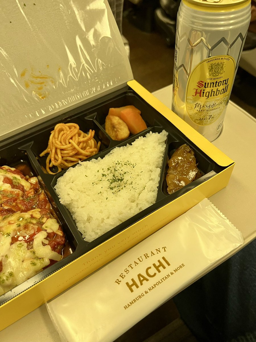 maidohachi's tweet photo. 新幹線で出来たてのハチ弁
仙台駅3階新幹線南改札口前のHACHIはテイクアウトは並ばずにご利用いただけます（入口レジスタッフへご注文下さい）
出来上がりまでの目安時間を店頭に表示していますので出発時間迄、お土産を探している間に出来あがります。 https://t.co/Nfhb00aKNt