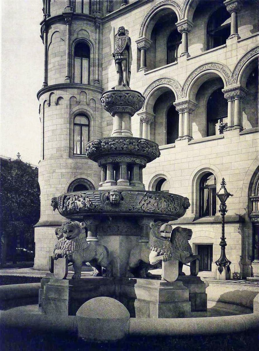 reiner_mikael's tweet photo. #OldGermany
#AltBerlin
Der Rolandbrunnen in Charlottenburg, Auguste-Viktoria-Platz (Breitscheidplatz), im Vorgarten des Alten Romanischen Hauses um 1900; entstanden 1896 nach Entwurf von Franz Schwechten für die Berliner Gewerbeausstellung 1896; stand danach bis 1928 vor dem Alten Romanischen Haus; 1928 Vorgarten zur Straßenverbreiterung aufgelöst und Brunnen nach Riesenburg in Westpreußen (heute:Prabuty, Polen) verkauft.