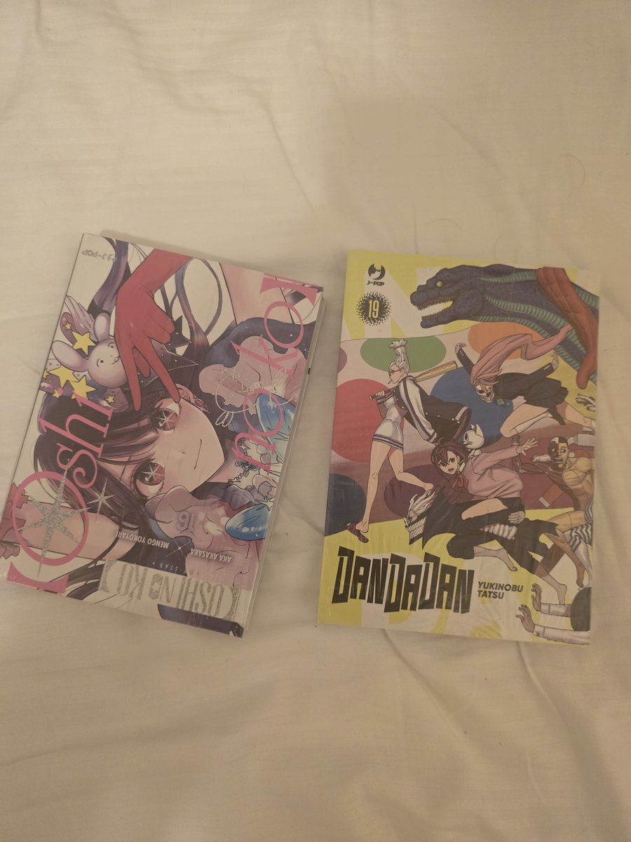 Stranger_Henry's tweet photo. Estoy en Italia de viaje y me comprado dos ediciones especiales de los mangas de Dandadan y Oshi no ko  a un precio bastante similar al que llegan las normales en España, que pena que estas ediciones con portadas tan chulas y regalitos no nos lleguen nunca https://t.co/KsuP3BPTE2