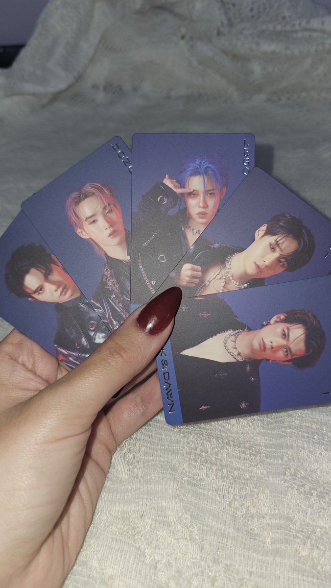 KingsRose4's tweet photo. Ia vender os photocards do LYKN do álbum Dusk &amp; Dawn, mas foi pegar eles e me arrependi da ideia, da não, muito perfeitos 🥺 https://t.co/7zFoso586t