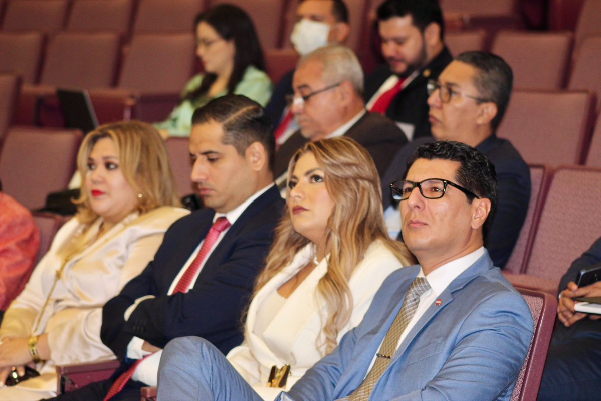 BancaLiberalHN's tweet photo. Construimos propuestas, no improvisaciones.

La Bancada del Partido Liberal reunió a expertos internacionales de El Salvador, Guatemala, Panamá y Costa Rica para analizar las mejores prácticas que han transformado el sector eléctrico en la región.

Esta iniciativa, impulsada por el Jefe de Bancada Jorge Cálix, fortalece la propuesta de reforma energética que presentaremos en el Congreso Nacional, con una visión basada en experiencia, evidencia técnica y el interés de Honduras.

Porque el futuro energético del país requiere planificación, instituciones fuertes y decisiones responsables.

🇭🇳⚡

#BancadaLiberal #PartidoLiberal #Honduras #Energía #ReformaEléctrica #CongresoNacional #Desarrollo #Centroamérica