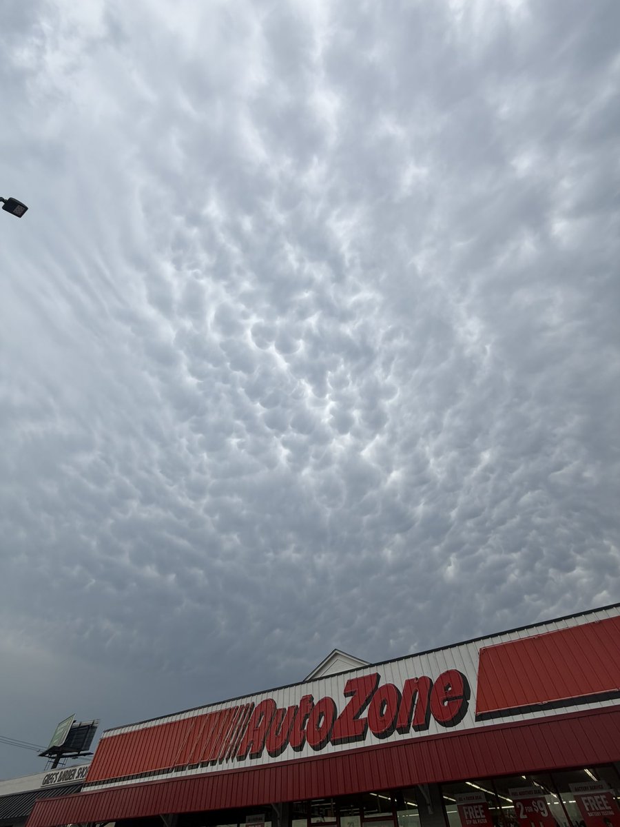 ChristianMinium's tweet photo. Fantastic display of mammatus here in Greenville/taylors/greer area @NWSGSP https://t.co/i88fvHbZCo
