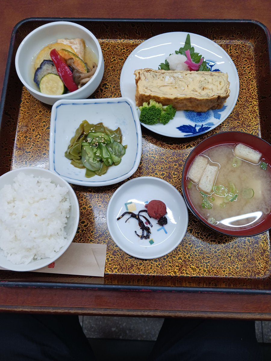 takuchinun's tweet photo. おはようございます🌄

連日の猛暑まいるね
どうか気をつけてね。

石川、福井に愛知に和歌山
盆までノンストップ踏ん張りマン

久しぶりに福井のソースカツ丼に
和歌山は毎度ホテル川しまさんのランチ

各地のご飯がつかの間の癒し♪

そしてサービスエリアで買いすぎてしまう😢 https://t.co/ZtNaL1ZOcU