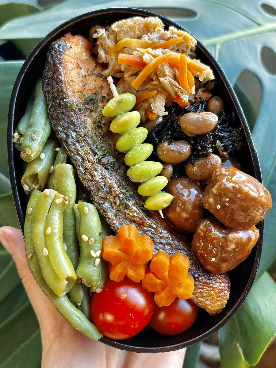 achans18's tweet photo. 今日の旦那に作る #お弁当 👨🏻‍💻
焼き鮭海苔弁当です🐟🍱

この暑い中での地震は怖い…。
汗をかいた後や脱水症状があれば
経口補水液が必要🥤

緊急時に作り方を載せときます️📝
水1ℓ
砂糖大さじ4
塩小さじ1/2
レモン汁お好みで(無くても可)

お家にない時にも役立ちます

 #お弁当記録 
 #お弁当日記 https://t.co/bx32mthu8j