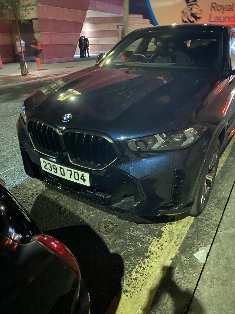 paulharrisjp's tweet photo. @TfL @TfLTPH a diplomat car parking on a working rank outside the Ned.
It’s bad enough with PHV’s parked at the front and back of rank.
It is a real task for the last cab trying to get on the rank. Rather than put on, you have to pull forward and reverse into rank space. https://t.co/PfR3bSEcks