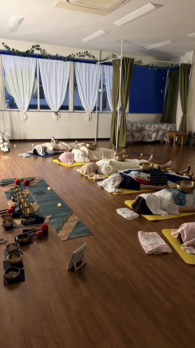 Rh0G77's tweet photo. 満月シンギングボウルヒーリング後に届いたお客様のご感想。

「最後の数分は、魂と肉体が別れたような感覚。眠っていないのに1時間熟睡したようでした。高い空から山々を眺める景色が浮かび、最後の歌声はまるで天使のよう。あまりの感動でLINEしてしまいました。」

このお言葉に、ただ感謝です。🙏🌕✨
#シンギングボウル #瞑想 #ヒーリング #満月