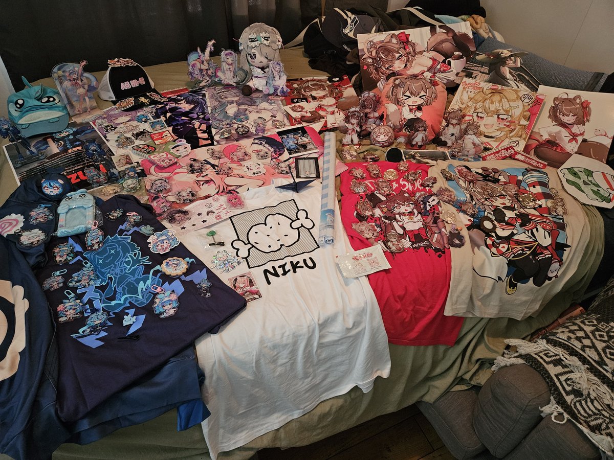 dagronSR's tweet photo. And finally, here is my final haul of fanmerch for #OffkaiGen5

I uh...went very crazy this year. Hopefully next year will be a little less so lol

Special highlight to the Beambox nikko e-badge that I got from svp booth https://t.co/7cskQ8JQ9V