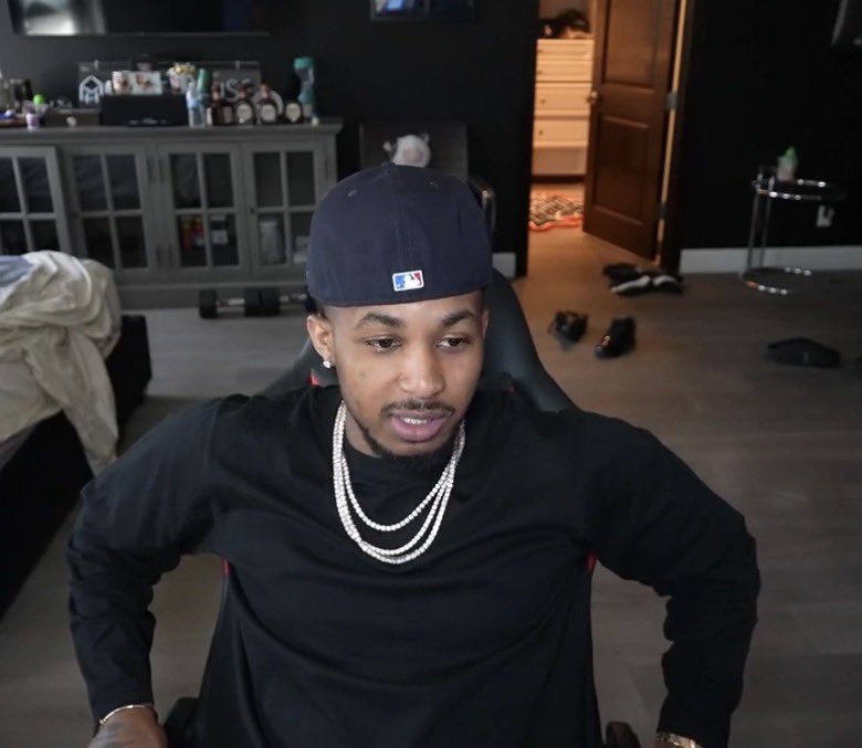 FireDijnn's tweet photo. You not slick 5 😂 https://t.co/L0mxbK0PbS