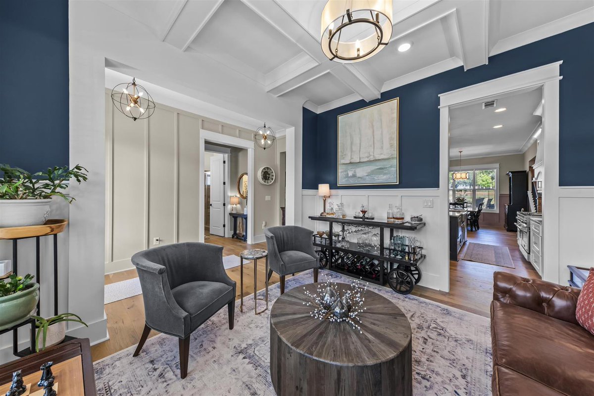 MaudeHicks17's tweet photo. It's hard to beat this listing in Greensboro. 4 bed, 4 bath, one great home.
#WhyGoAnywhereElse?   #CbLakeOconee https://t.co/Ox96coNZxa