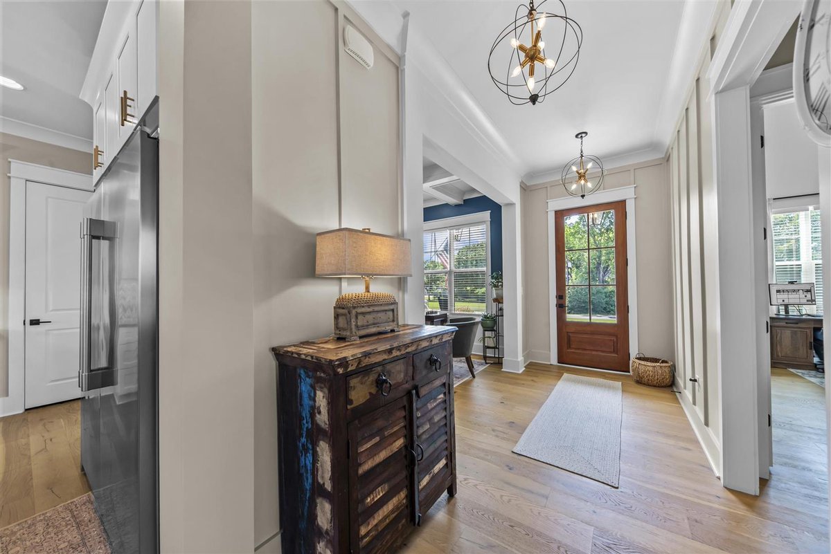 MaudeHicks17's tweet photo. It's hard to beat this listing in Greensboro. 4 bed, 4 bath, one great home.
#WhyGoAnywhereElse?   #CbLakeOconee https://t.co/Ox96coNZxa