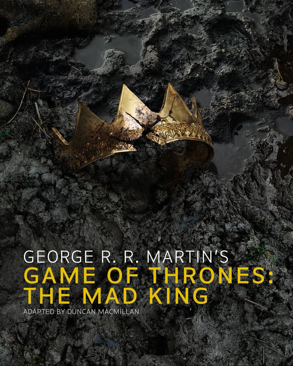 PortalASOIAF's tweet photo. 🚨 | ATENÇÃO: 
SPOILERS da peça 'Game of Thrones: Mad King'
.
.
.
.
.
.
.
.
.
.
.
.
.
.
.
.
.
.
.
.
.
.
.
.
.
.
.
- Lyanna Stark confirmada como O Cavaleiro da Árvore que Ri. 

- Lyanna se junta a Rhaegar de livre e espontânea vontade. O primeiro ato termina com eles tendo uma conversa sob o represeuro depois que ela é coroa Rainha do Amor e da Beleza. 

- Elia é uma participante ativa nos planos de Rhaegar para remover Aerys do trono, metade deles são ideias dela.

- Aerys sabe dos planos de Rhaegar e tem um confronto com ele onde literalmente oferece o pescoço e diz para ele matá-lo. Depois que Rhaegar não o faz, Aerys zomba dele e o chama de covarde.

- Robert Baratheon é retratado de forma muito simpática. 

- Brandon x Ashara confirmado ou, no mínimo, fortemente implícito!

- Rhaegar é atormentado por sonhos de dragão, em certo momento ele menciona especificamente um sonho sobre um dragão de três cabeças com Lyanna lá. Marionetes são usadas para mostrar seus sonhos ao público. 

- O casamento de Elia e Rhaegar é retratado como cordial, ele confidencia a ela sobre seus sonhos com dragões.

📎 Um grande agradecimento a fonte original que permitiu o compartilhamento de suas informações. Via: @got_onstage.