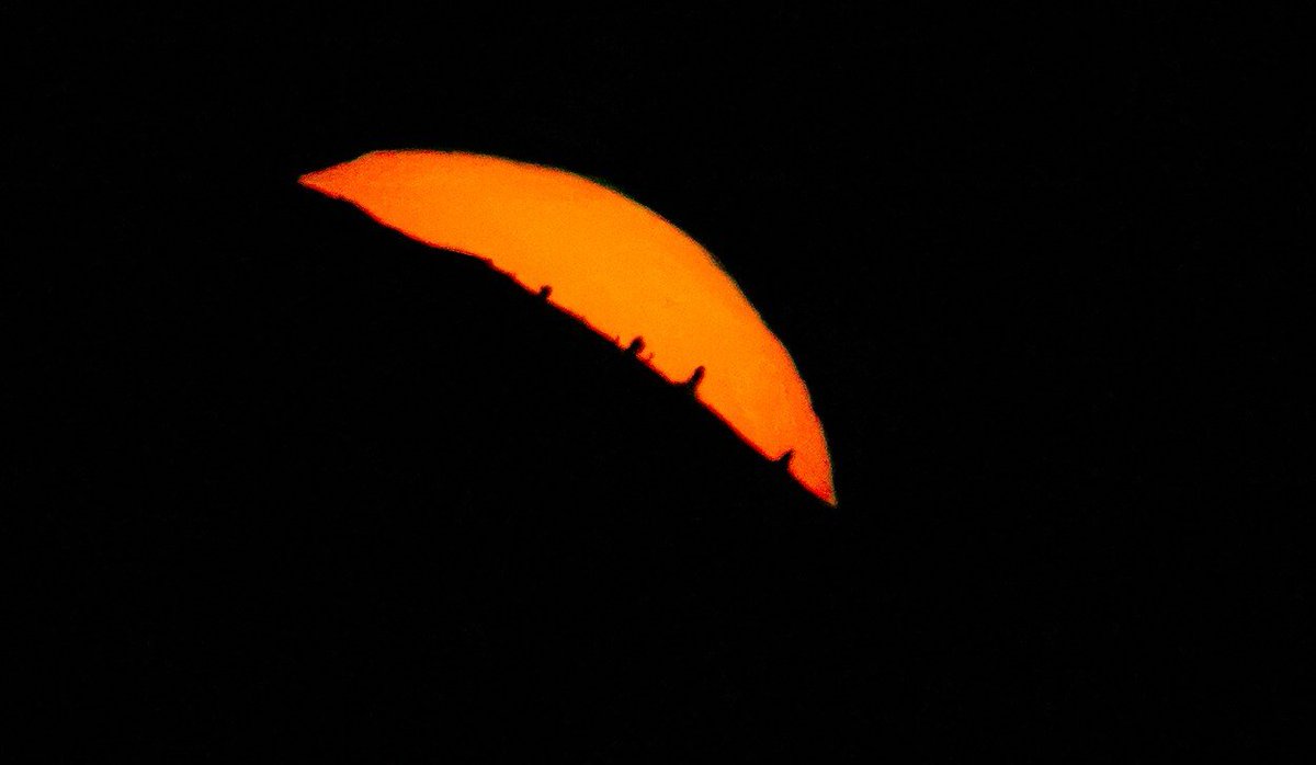 AstroGranCa's tweet photo. Sorpresas que te da el encuadre de tus pruebas en la cumbre de #grancanaria preparando el workflow del #eclipse del mes que viene @IAC_Astrofisica #izaña desde el pico de las nieves a 300mm de focal con un filtro nd100.000 😅😅😅 https://t.co/4JC2RrMeg8