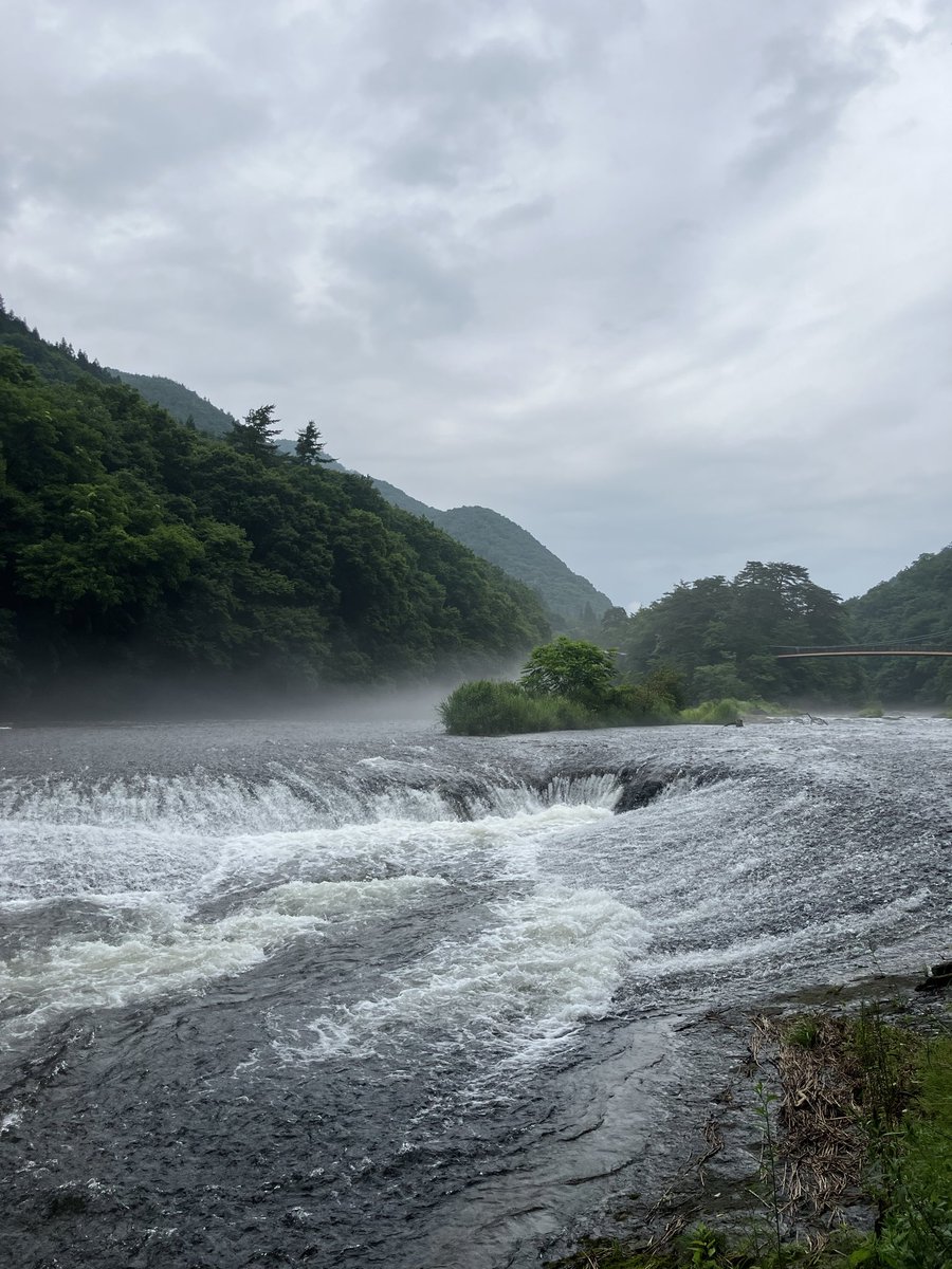 takasimpleman's tweet photo. 日本のナイアガラと呼ばれてる群馬県の吹割の滝。1/100スケールくらいで頑張ったら泳げるんじゃ無いかな。 https://t.co/T3BM3RapAk