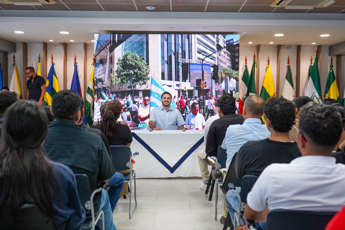 CpccsEc's tweet photo. 📍 En Babahoyo, el presidente, @AndresFantoniB, desarrolló una agenda territorial junto a jóvenes de la provincia, reafirmando que la participación ciudadana comienza cuando las nuevas generaciones conocen que también pueden proponer, incidir y contribuir a las decisiones de interés público.

✅A través de #MiVozParticipa, el #CPCCS continúa acercando estos espacios de formación y diálogo a la juventud ecuatoriana.