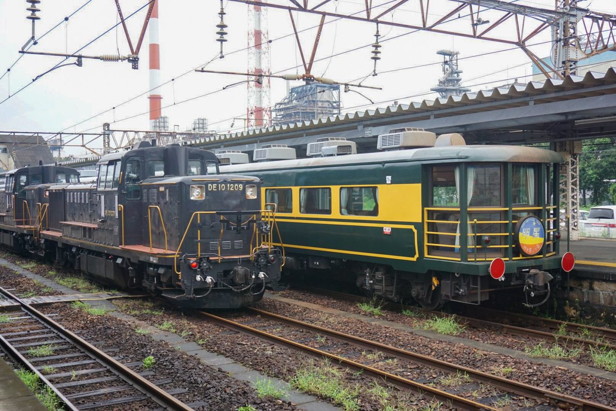 ltdexp_isokaze's tweet photo. 八代駅で写真を撮るとだいたい画角に入るあの煙突がポッキリいくとは… https://t.co/thJMy7smUl
