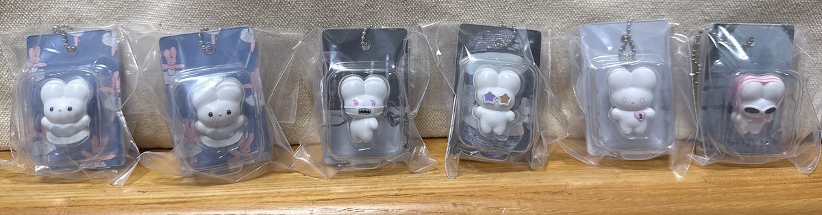 PsThog's tweet photo. しりみみうさぎちゃんのガチャガチャをやっと発見し全6種って書いてあったので6回回したけどコンプできず……でも可愛いからALLOK！！
#becoplus81 
#しりみみうさぎ
 #ガチャガチャ https://t.co/w2P9U4yeRJ