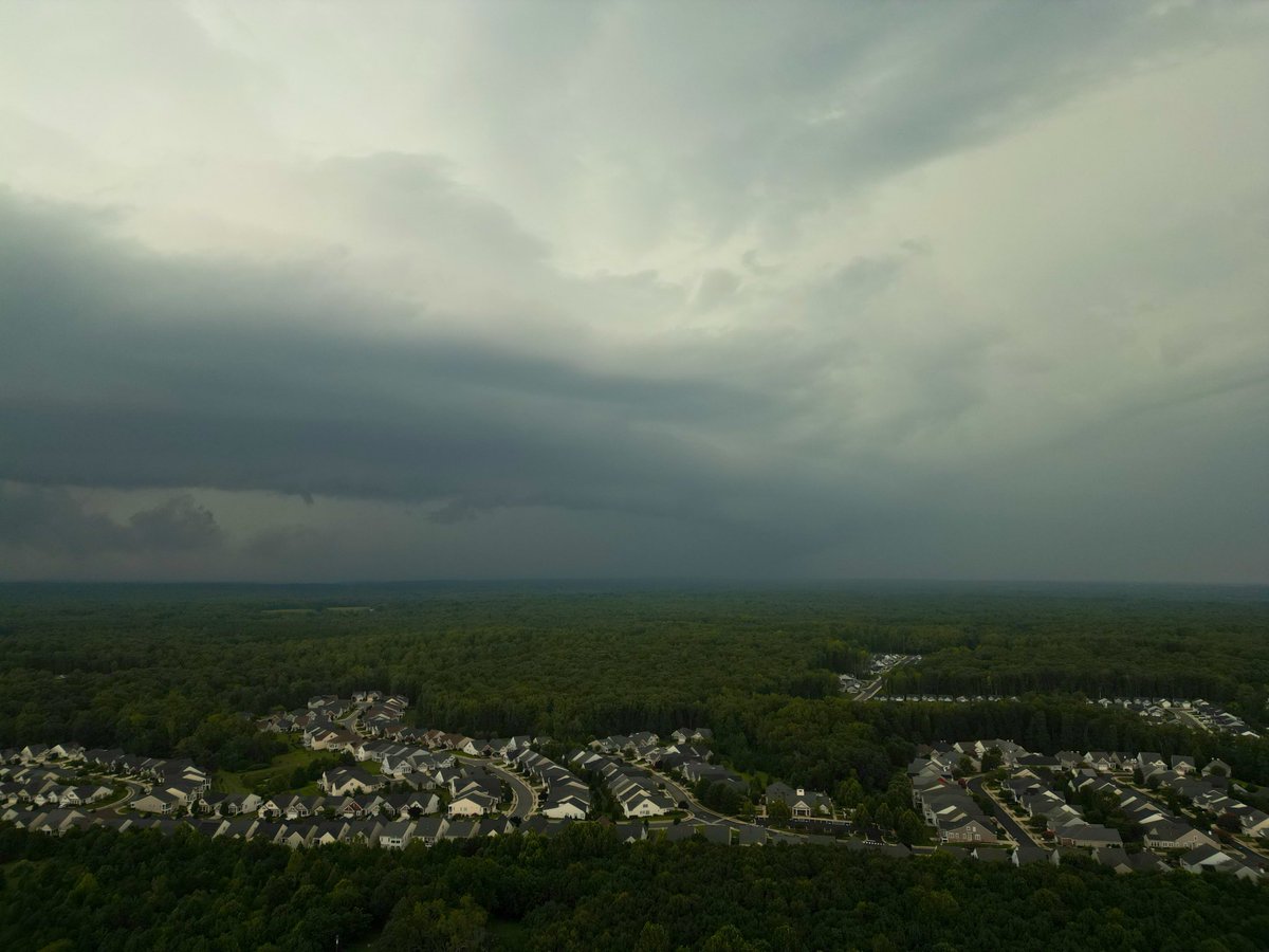 forecaster25's tweet photo. Tornado-warned storm rolling into Fredericksburg, VA 6:15pm #vawx https://t.co/bGkoTey5Aw