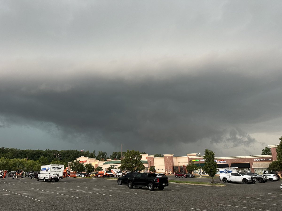 forecaster25's tweet photo. Tornado-warned storm rolling into Fredericksburg, VA 6:15pm #vawx https://t.co/bGkoTey5Aw