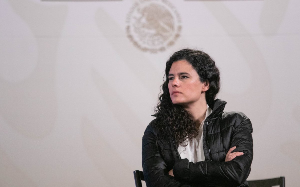 LuisCardenasMx's tweet photo. 📺 Alertan que nuevos lineamientos sobre derechos de las audiencias podrían abrir la puerta a la censura gubernamental

Leopoldo Maldonado, director regional de Artículo 19, advirtió que la propuesta permitiría a la Comisión Reguladora de Telecomunicaciones recibir quejas, determinar si los contenidos cumplen con la ley e imponer sanciones.

Señaló que no existen condiciones suficientes de independencia e imparcialidad, debido a que el Ejecutivo interviene en la integración del organismo regulador.

“Los derechos de las audiencias no son para castigar ni perseguir, pero ¿quién va a determinar qué es falso? Todo parece indicar que son ellos”, cuestionó.

El gobierno sostiene que los lineamientos buscan garantizar información veraz, distinguir noticias de opiniones y publicidad, proteger el derecho de réplica y mejorar la accesibilidad.

Información @politicomx