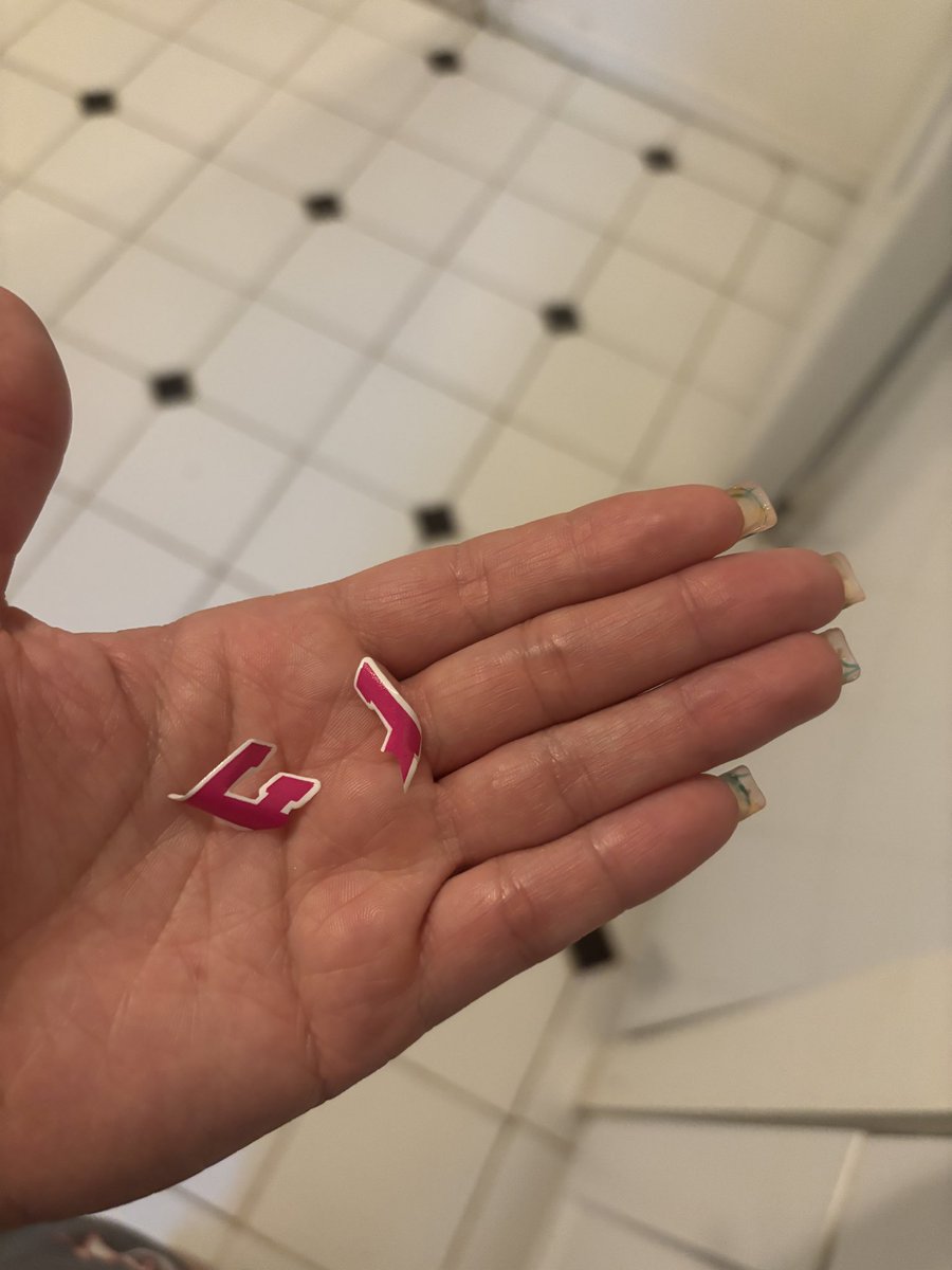 ChillOutxT's tweet photo. @dunkindonuts babyyy ya need to do better cause these cups are NOT IT! Cheap ass cups with these cheap ass letters glued on tffff #dunkin #dunkindonuts https://t.co/j2KZ5HO0yg
