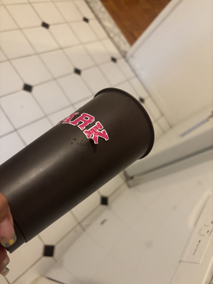ChillOutxT's tweet photo. @dunkindonuts babyyy ya need to do better cause these cups are NOT IT! Cheap ass cups with these cheap ass letters glued on tffff #dunkin #dunkindonuts https://t.co/j2KZ5HO0yg