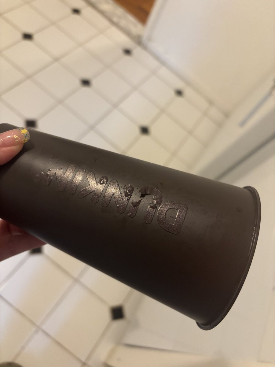 ChillOutxT's tweet photo. @dunkindonuts babyyy ya need to do better cause these cups are NOT IT! Cheap ass cups with these cheap ass letters glued on tffff #dunkin #dunkindonuts https://t.co/j2KZ5HO0yg