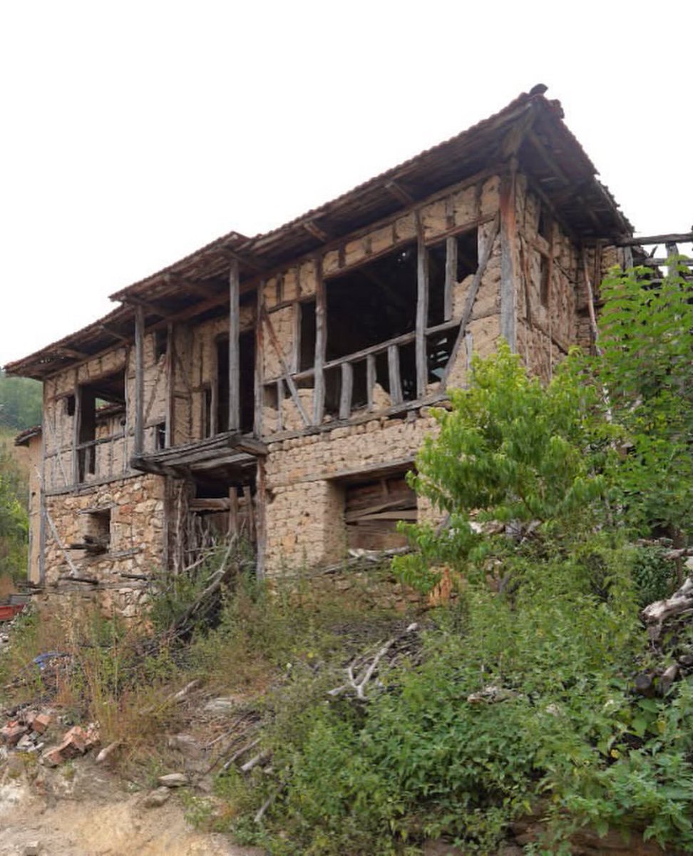 etginlik's tweet photo. Bursa'da 2 mimar, bir köy evini beton kullanmak yerine aslına uygun şekilde kerpiç tuğlalarla yeniden canlandırdı. https://t.co/w93f5hRVBo