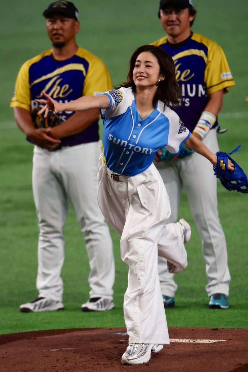 chonolson's tweet photo. 夏の恒例行事！

 #サントリードリームマッチ
 #始球式
 #上戸彩 https://t.co/qqb9KUki6E