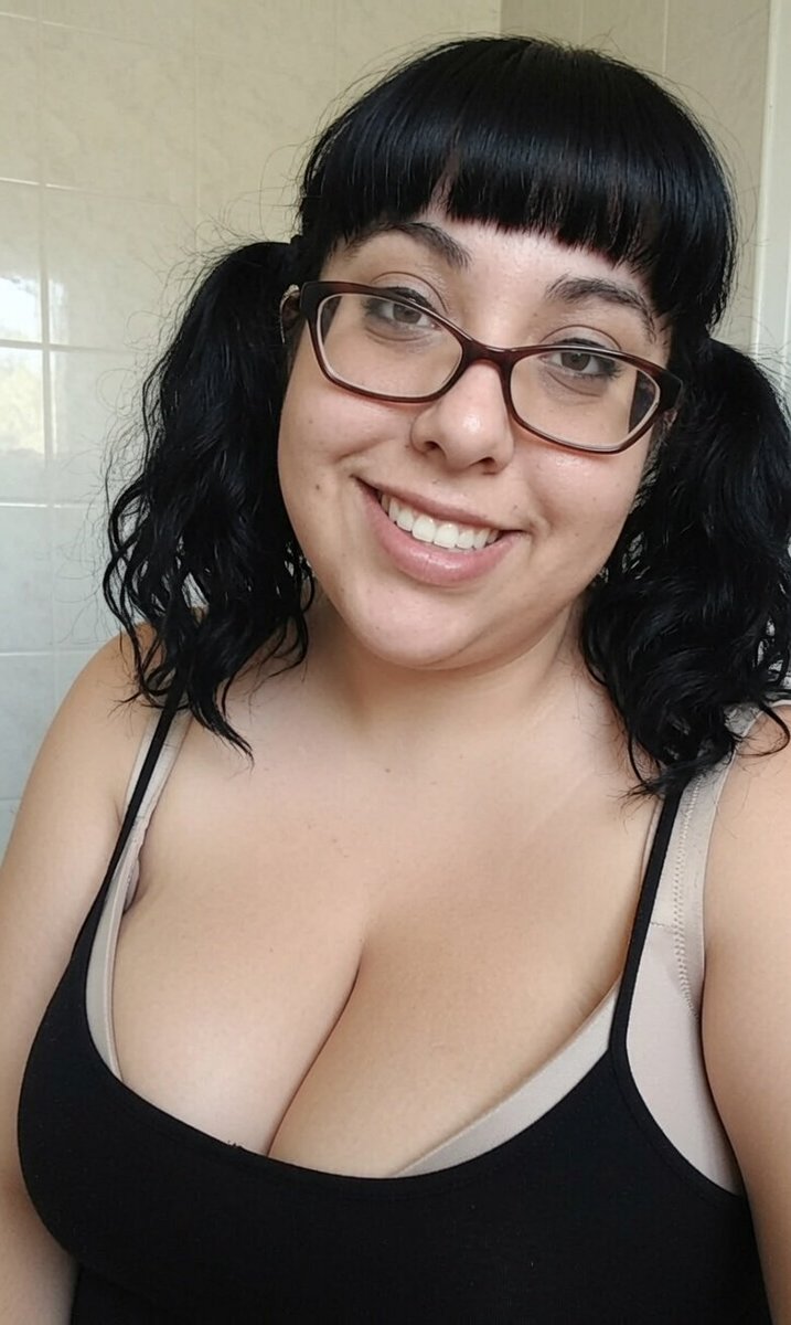 OtakuRoxana's tweet photo. creo que ando un poco desatada hoy, alguien quiere sexting? para empezar antes de las 5
Si me quite la blusa un rato en el baño, hace mucho calor https://t.co/maVaAe581k