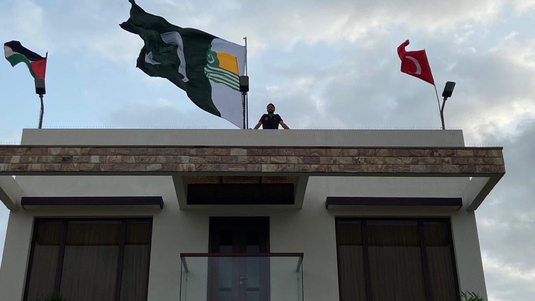ikstaaanacc's tweet photo. where is that bharwa btw? @SAfridiOfficial https://t.co/ACWKlpMaSk