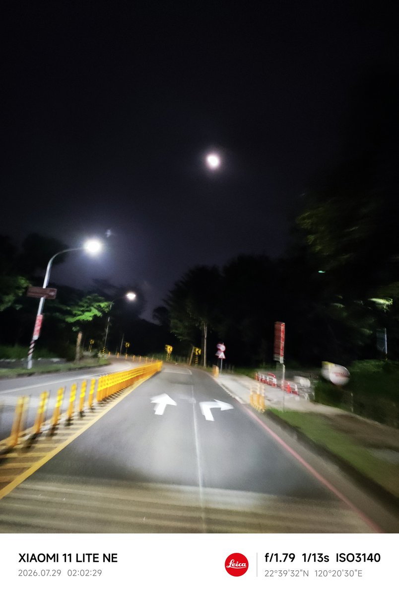 7saluto's tweet photo. 霧朦朧 月朦朧 綠綠掛在路中間 https://t.co/zt7Nx0de7R