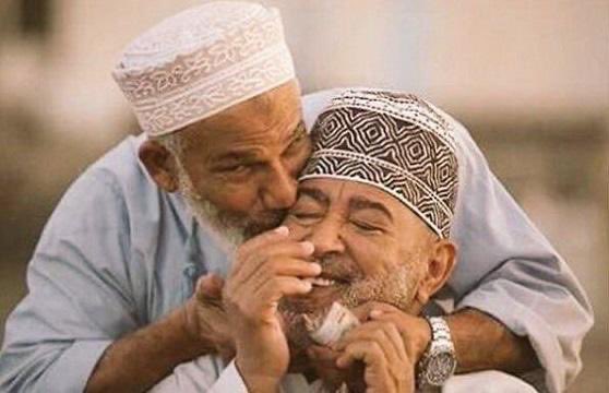 AdelAliBinAli's tweet photo. "أدوية الحياة ليست دائما مُرَّة!
هناك أدوية حلوة تأتي في صورة والدين يُشعران أبناءهما بالأمان.. صديق مخلص تجده حولك يمسح على جرح الزمان.. قلب محب صادق يحتويك ويمنحك الاهتمام..
كونوا لمن حولكم أدوية حلوة، يجدون بتناولها برد العيش، وطيب الخاطر، وسرور القلب والروح" https://t.co/0fYNv2DTMw