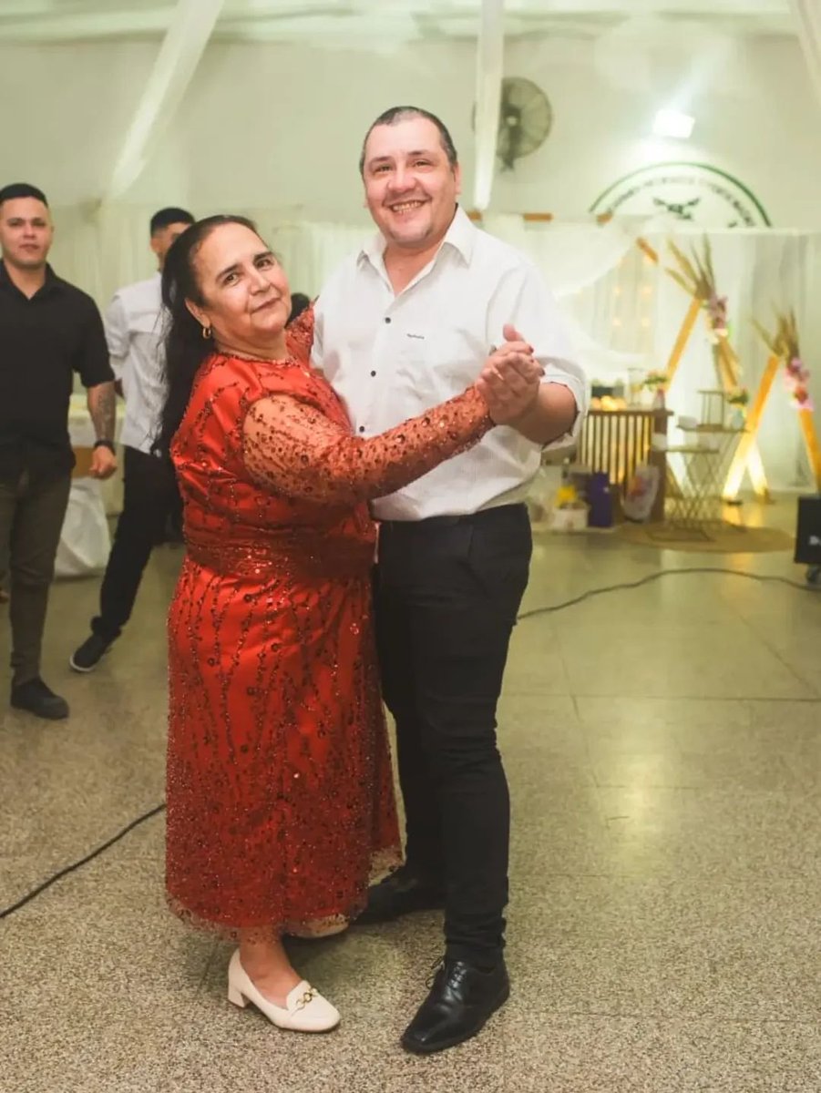 DieguiGonzalez's tweet photo. #BodasDeOro #BernardaYGregorio 😎 https://t.co/AUdfYdfQW5