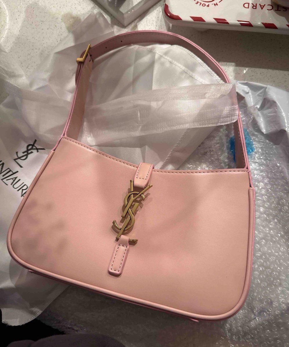vincecarter28's tweet photo. 1:1 Designer bags $50-$300 📲📈🛒 join our telegram channel https://t.co/QOoEH3F9mK for daily updates and you can dm me to make a purchase there or make a purchase through our website https://t.co/IjFJcOzcw1 https://t.co/3602rvoEiS