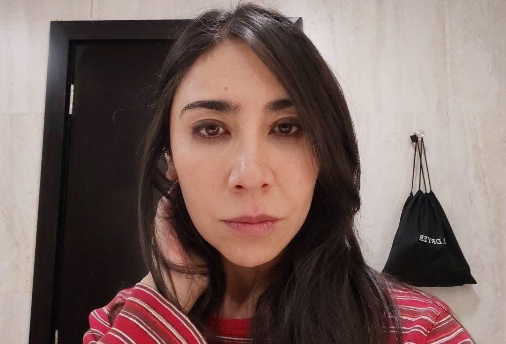 reddtvoficial's tweet photo. “Jamás acepten un cargo donde se mueve mucha plata, acabarán en prisión, mientras los verdaderos culpables mirarán riendo”

Tras la aprehensión del exministro de Hidrocarburos, #MauricioMedinacelli, la historiadora y analista #SayuriLoza se pronunció y afirmó que Medinaceli enfrenta la situación actual sin respaldo político ni una base social que lo acompañe. En una publicación difundida en redes sociales, señaló que esa falta de apoyo lo deja en una posición vulnerable frente a los cuestionamientos que atraviesa.

“No tiene apoyo político o base social”, escribió la analista al referirse a la situación del exministro en sus redes sociales.  También afirmó que Medinaceli era “un experto, un académico, un ingenuo que pensó que podría mejorar las cosas”, aunque agregó que, en su criterio, no se trataría de “un pillo o un buscador de fortuna rápida a costa del Estado”.

Loza además advirtió que este tipo de situaciones podría desalentar la participación de profesionales en cargos públicos. “Con esto, queda claro que menos gente capaz y honesta aceptará cargos”, señaló, y agregó: “jamás acepten un cargo, peor en espacios donde se mueve mucha plata”.

"La primera vez que escuché a Mauricio Medinaceli fue en el programa Diálogos Al Café hace tres años. Lo suyo fue una exposición magistral sobre la situación del país, con varias sugerencias y alternativas que se podía llevar a cabo para resolver la cada vez más cercana crisis.
Recuerdo haber pensado que él sería un gran ministro, que con un poco de apoyo, tomaría decisiones que nos ayudarían a mejorar nuestra situación. Cuando averigüe un poco más sobre él, supe que era un profesional que podría trabajar en varios sitios privados con un alto salario, por eso cuando aceptó ser ministro, pensé que quizás le había invadido un sentido de patriotismo o de predestinación pero no imaginé este desenlace tan horrible. 
No creo que Medinaceli sea culpable, pienso que es un chivo expiatorio para salvar a una mafia bien arraigada en YPFB, para salvar un negocio redondo que conviene a muchos, una cabeza de turco para tapar bocas porque no tiene apoyo político o base social, un experto, un académico, un ingenuo que pensó que podría mejorar las cosas, pero no un pillo o un buscador de fortuna rápida a costa del Estado. 
Con esto, queda claro que menos gente capaz y honesta aceptará cargos. Nunca lo hagan amigos, conozco a tantos de ustedes, capísimos, geniales, creativos y honestos y les digo jamás acepten un cargo, peor en espacios donde se mueve mucha plata, acabarán esposados y en prisión, con la vida arruinada, mientras los verdaderos culpables mirarán riendo", escribió en sus redes sociales Loza.