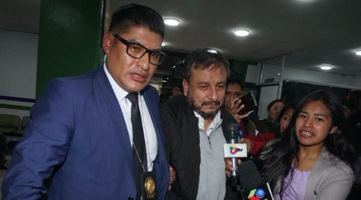 reddtvoficial's tweet photo. “Jamás acepten un cargo donde se mueve mucha plata, acabarán en prisión, mientras los verdaderos culpables mirarán riendo”

Tras la aprehensión del exministro de Hidrocarburos, #MauricioMedinacelli, la historiadora y analista #SayuriLoza se pronunció y afirmó que Medinaceli enfrenta la situación actual sin respaldo político ni una base social que lo acompañe. En una publicación difundida en redes sociales, señaló que esa falta de apoyo lo deja en una posición vulnerable frente a los cuestionamientos que atraviesa.

“No tiene apoyo político o base social”, escribió la analista al referirse a la situación del exministro en sus redes sociales.  También afirmó que Medinaceli era “un experto, un académico, un ingenuo que pensó que podría mejorar las cosas”, aunque agregó que, en su criterio, no se trataría de “un pillo o un buscador de fortuna rápida a costa del Estado”.

Loza además advirtió que este tipo de situaciones podría desalentar la participación de profesionales en cargos públicos. “Con esto, queda claro que menos gente capaz y honesta aceptará cargos”, señaló, y agregó: “jamás acepten un cargo, peor en espacios donde se mueve mucha plata”.

"La primera vez que escuché a Mauricio Medinaceli fue en el programa Diálogos Al Café hace tres años. Lo suyo fue una exposición magistral sobre la situación del país, con varias sugerencias y alternativas que se podía llevar a cabo para resolver la cada vez más cercana crisis.
Recuerdo haber pensado que él sería un gran ministro, que con un poco de apoyo, tomaría decisiones que nos ayudarían a mejorar nuestra situación. Cuando averigüe un poco más sobre él, supe que era un profesional que podría trabajar en varios sitios privados con un alto salario, por eso cuando aceptó ser ministro, pensé que quizás le había invadido un sentido de patriotismo o de predestinación pero no imaginé este desenlace tan horrible. 
No creo que Medinaceli sea culpable, pienso que es un chivo expiatorio para salvar a una mafia bien arraigada en YPFB, para salvar un negocio redondo que conviene a muchos, una cabeza de turco para tapar bocas porque no tiene apoyo político o base social, un experto, un académico, un ingenuo que pensó que podría mejorar las cosas, pero no un pillo o un buscador de fortuna rápida a costa del Estado. 
Con esto, queda claro que menos gente capaz y honesta aceptará cargos. Nunca lo hagan amigos, conozco a tantos de ustedes, capísimos, geniales, creativos y honestos y les digo jamás acepten un cargo, peor en espacios donde se mueve mucha plata, acabarán esposados y en prisión, con la vida arruinada, mientras los verdaderos culpables mirarán riendo", escribió en sus redes sociales Loza.
