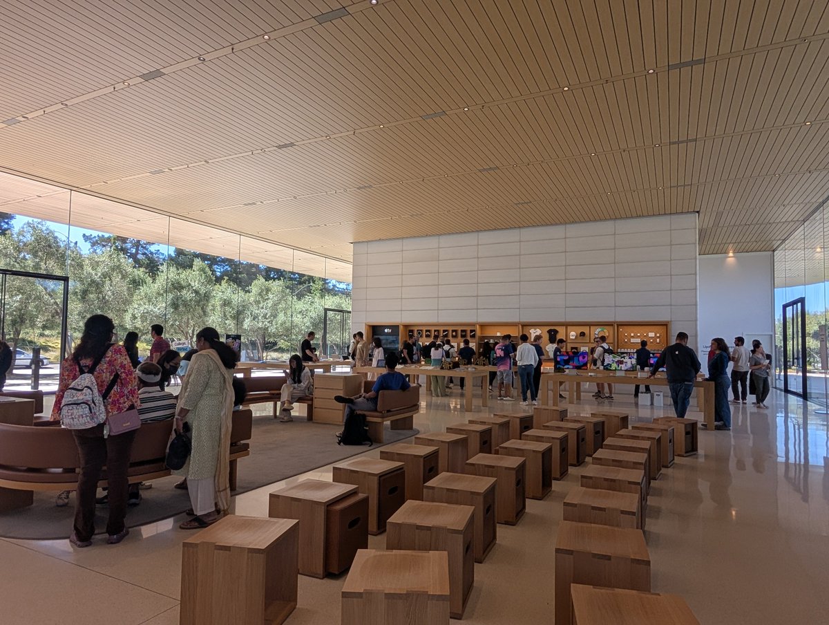 alan_tai1's tweet photo. I forgot how nice the Apple store at Apple Park is https://t.co/RBPNTwFbRj