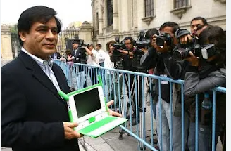 criticademonica's tweet photo. José Antonio Chang era ministro cuando se compraron laptops de plástico sobrevaloradas, que fue chatarra en menos de un par de años. En un mundo paralelo está preso y llora por Alan. Hoy es ministrode edukazion de Keiko. https://t.co/rlRr69EMk1