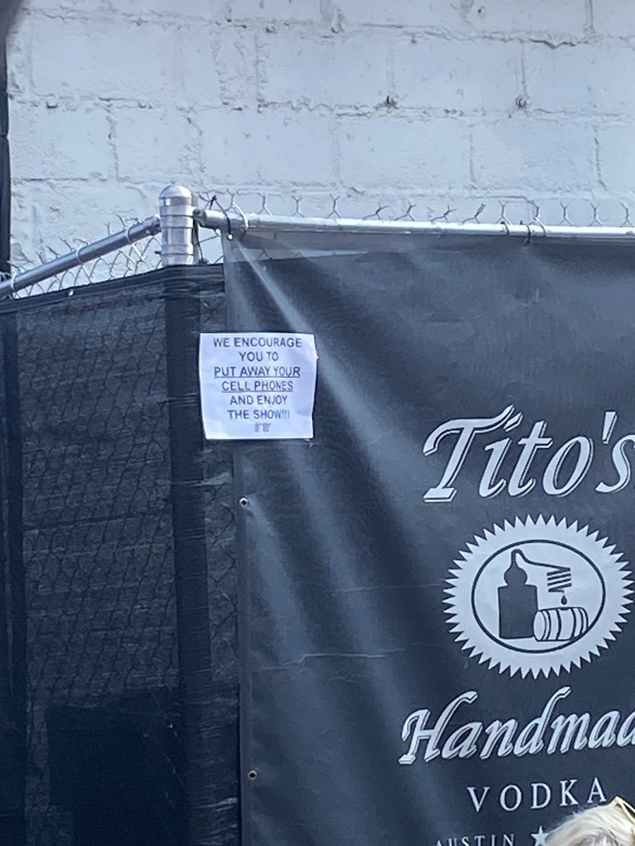 FinnWolfhardSP's tweet photo. 📣 | Este es el cartel que se puede ver en el concierto de Finn en Indianápolis hoy:

“Os animamos a guardar los móviles y disfrutar del concierto” – FW

vía @mommygiggle2 https://t.co/ZLgGZCJGRE