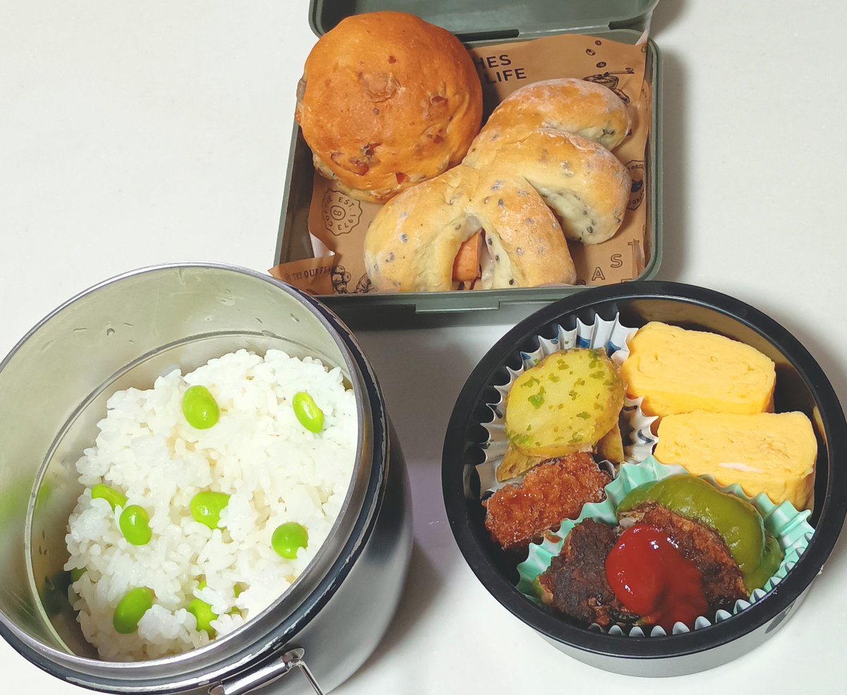 Kyouren77's tweet photo. 昨日の主人のお弁当
朝食はドライフルーツ＆胡桃のパンとセサミウインナーパン
#お弁当
#お弁当記録
#ホームベーカリー
#手作りパン
#パン作り
#homebake
#BakingJoy https://t.co/82hoQhH8Bm