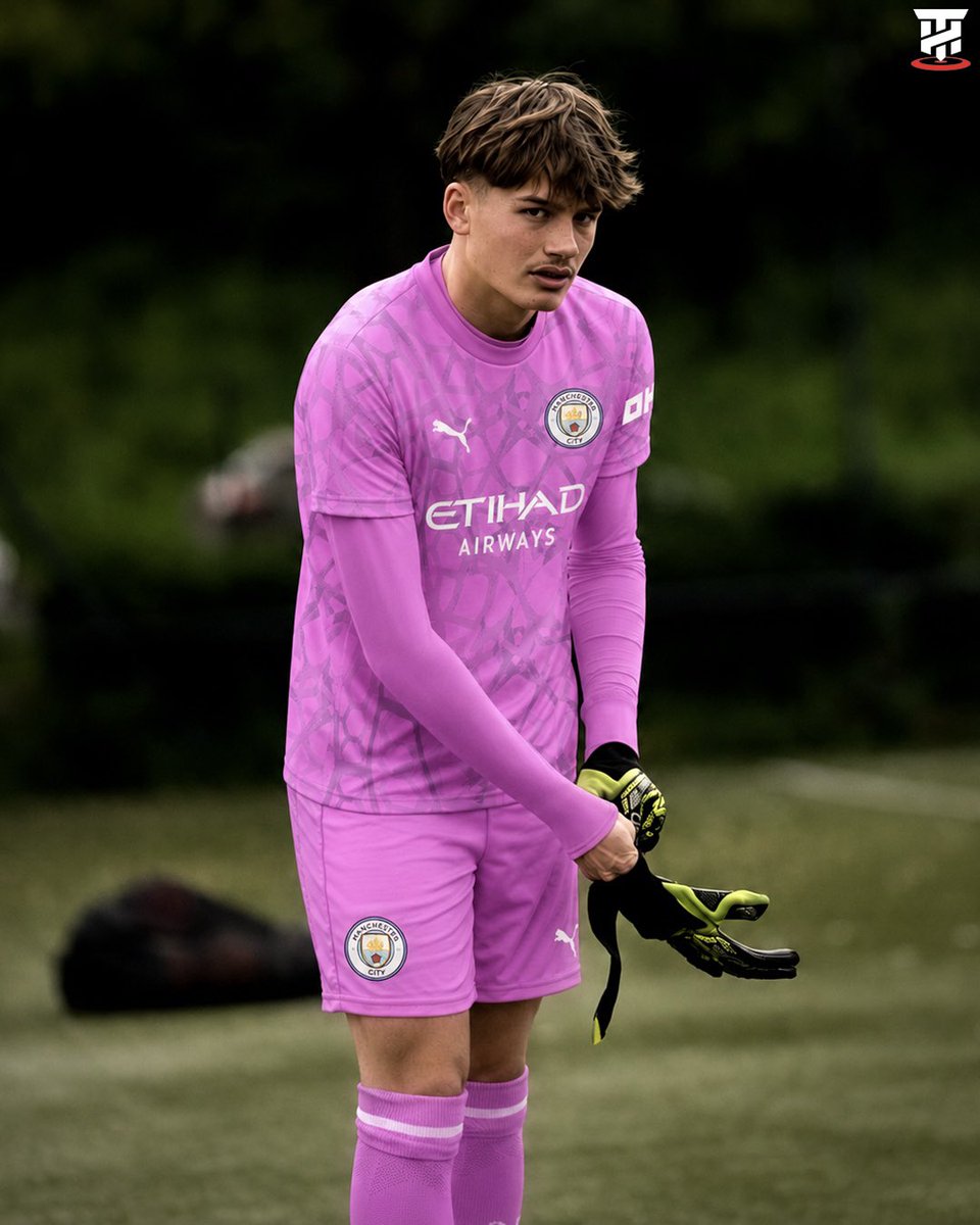 TalentHunter's tweet photo. Manchester City have completed the signing of France U18 goalkeeper Max-Edgar Chabot from Ligue 1 side Angers.🤯🇫🇷

Chabot has joined up with City’s first-team for their pre-season tour of Asia.🔵

A really promising young goalkeeper - another great signing from City.👏🧤 https://t.co/kJVwivN4G8