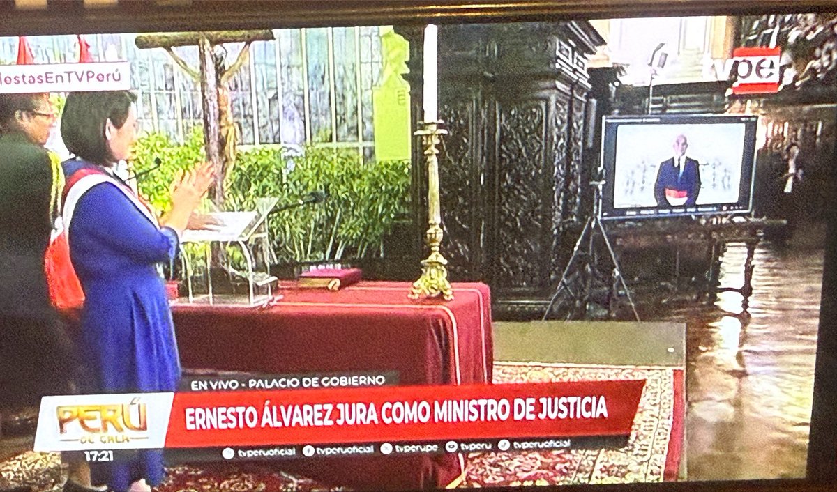 RuthLuqueIbarra's tweet photo. Ernesto Álvarez ex premier de José Jeri jura virtualmente como Ministro de @MinjusDH_Peru. Habla de haber heredado un Gbno catastrófico pero tendrá como uno de sus ministros a quien fue premier de José Jerí, uno de los gobiernos catastróficos que respaldó su bancada fujimorista. https://t.co/25zTNQAJc1