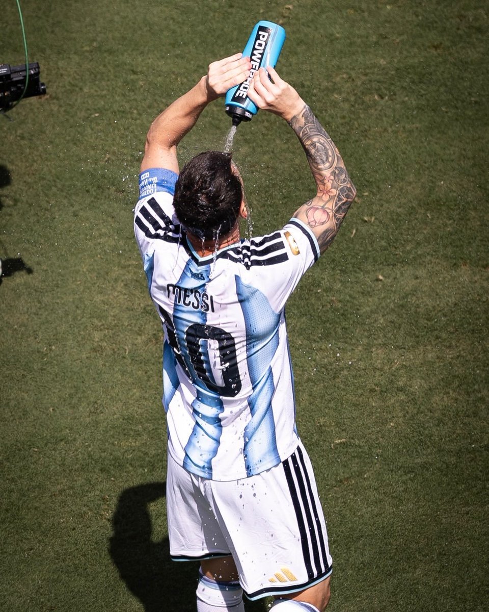 Bonmatimessi's tweet photo. A 39 year old MLS player showed up to the world cup and made the world shake for an entire month.

 Lionel Messi you're roo great 🐐 https://t.co/vyxUvDdgWA
